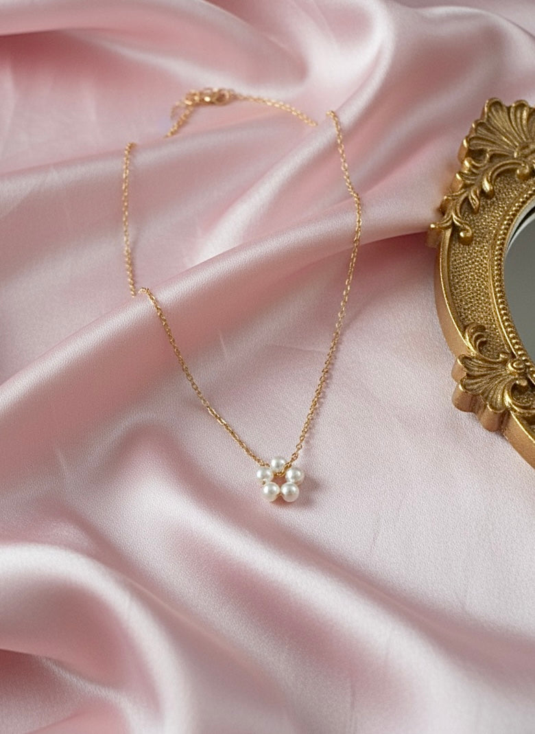 Pearly Floral Pendant Necklace