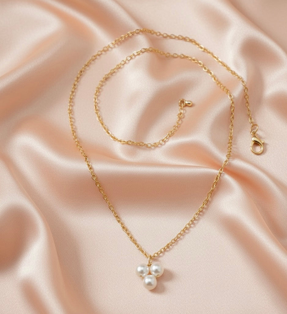 Pearl Clover Pendant Necklace