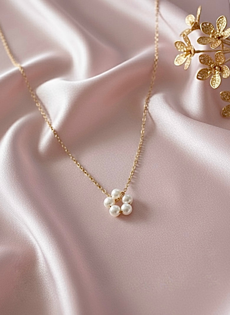 Pearly Floral Pendant Necklace