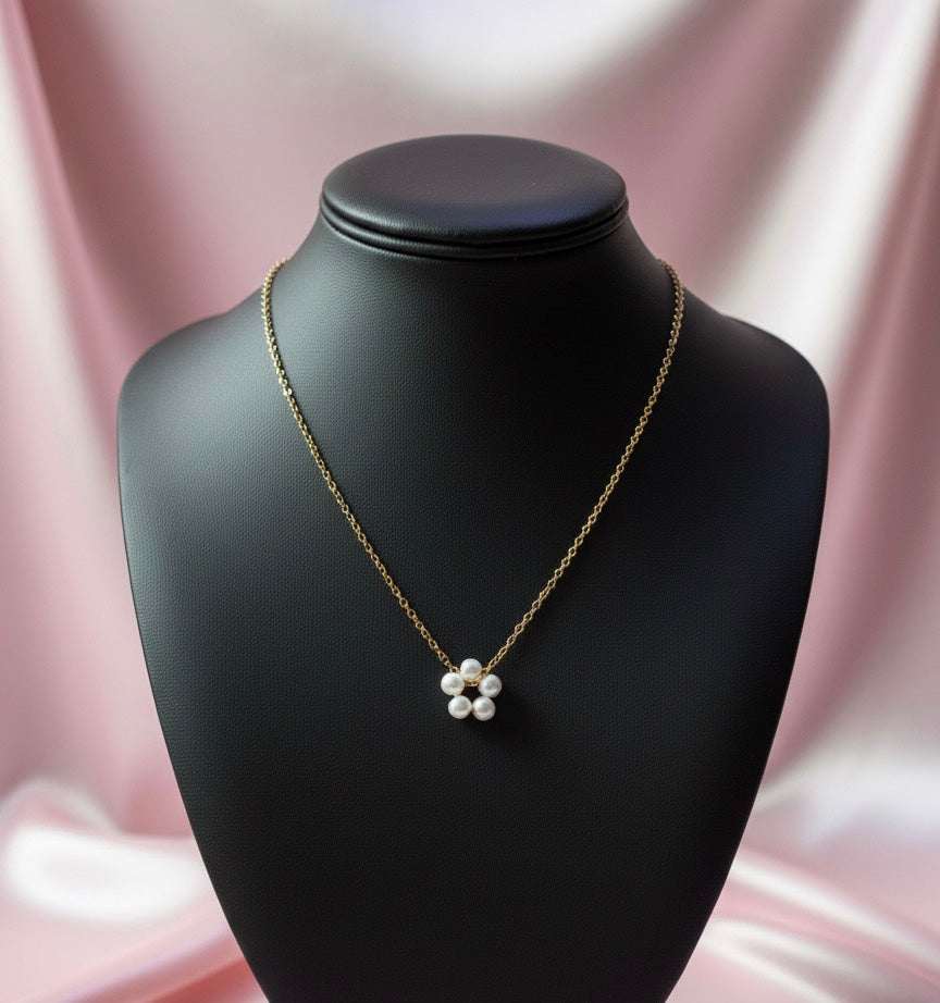 Pearly Floral Pendant Necklace