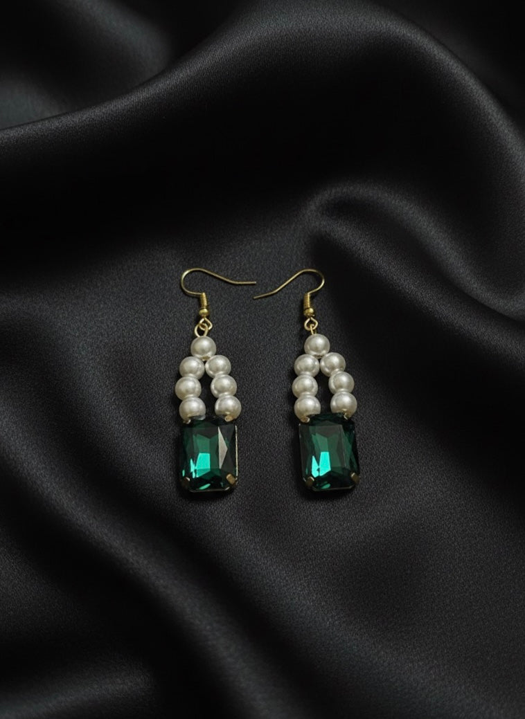 Simulated Emerald Stone & Pearls Earring