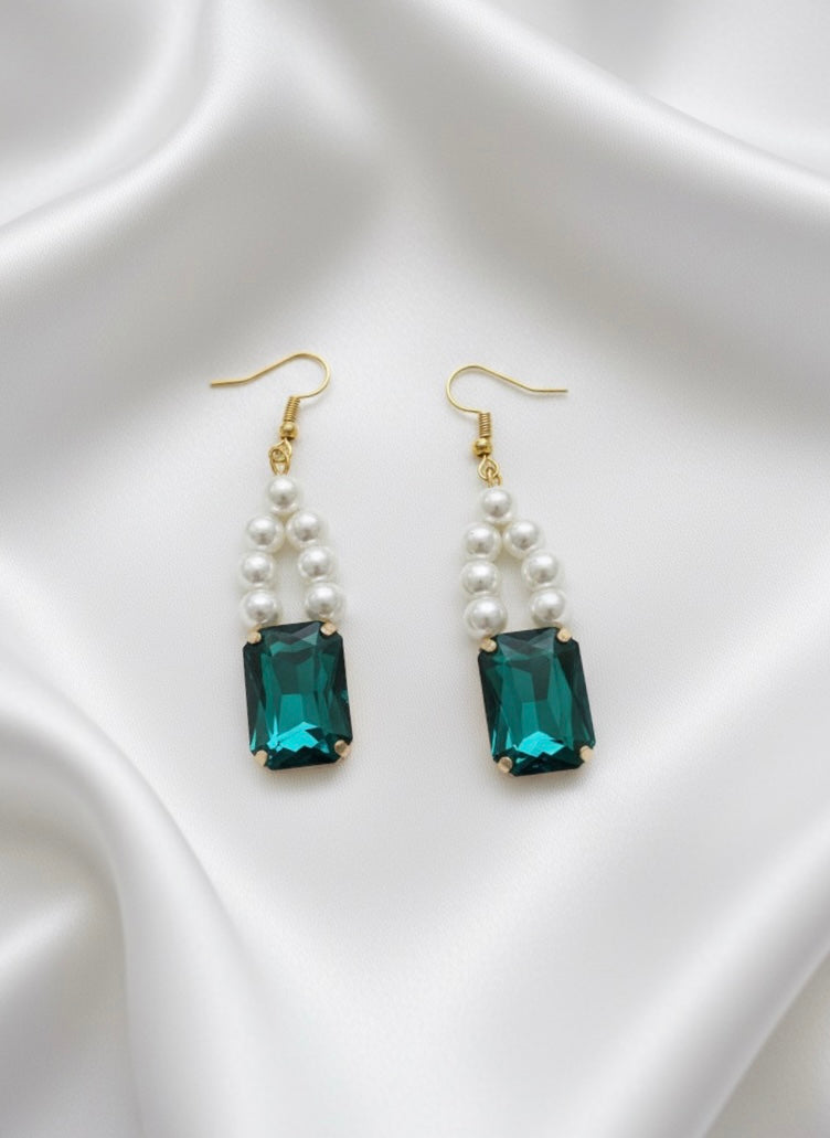 Simulated Emerald Stone & Pearls Earring